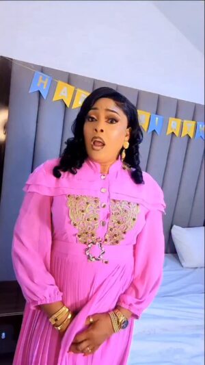 Fausat Balogun Instagram - Happy birthday to my lovely beautiful talented humble daughter,
Wishing you a day filled with love and happiness. May this year bring you prosperity and all good things come your way. love you forever @officialsholakosoko 🎂🎂❤️❤️❤️💋💋💋💋💋