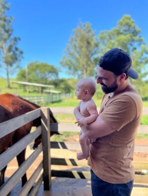 Fernanda Vasconcellos Instagram - meu amor… 
você é luz nos nossos dias, todos os dias. segurança nos abraços e doçura nos beijinhos que dá na gente! 
é um privilégio dividir a vida com quem é uma delícia como pai, uma benção como filho, um presente como companheiro e uma alegria como amigo. 
que você receba em dobro todas as energias lindas que emana pro mundo e pra quem tem a sorte de estar pertinho de você. 
a gente te ama! 
vida longa, vida leve! 
parabéns!!!! @cassioreis