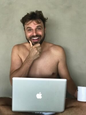 Fernanda Vasconcellos Instagram - meu amor… 
você é luz nos nossos dias, todos os dias. segurança nos abraços e doçura nos beijinhos que dá na gente! 
é um privilégio dividir a vida com quem é uma delícia como pai, uma benção como filho, um presente como companheiro e uma alegria como amigo. 
que você receba em dobro todas as energias lindas que emana pro mundo e pra quem tem a sorte de estar pertinho de você. 
a gente te ama! 
vida longa, vida leve! 
parabéns!!!! @cassioreis