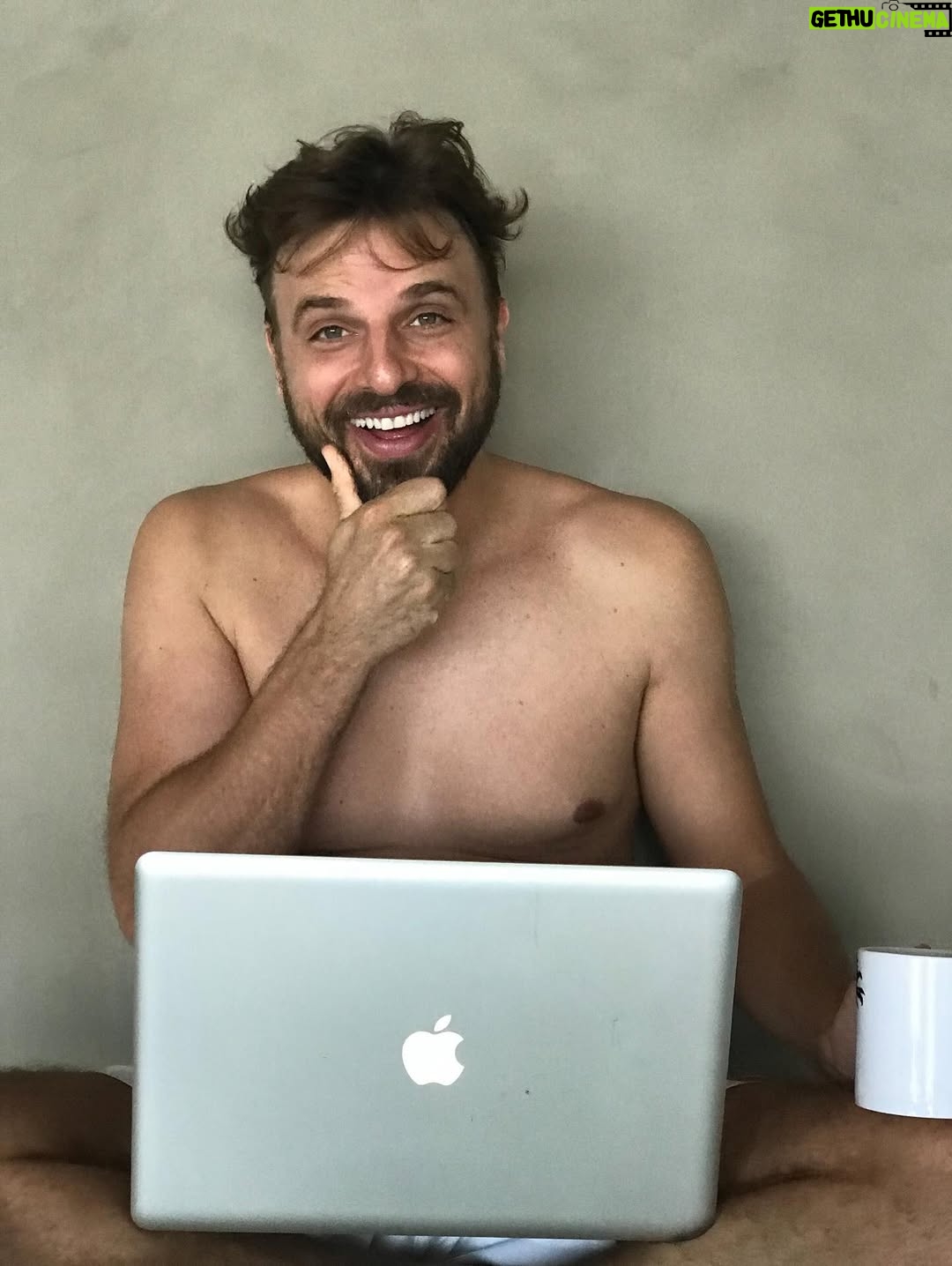 Fernanda Vasconcellos - 38.6K Likes - meu amor… 
você é luz nos nossos dias, todos os dias. segurança nos abraços e doçura nos beijinhos que dá na gente! 
é um privilégio dividir a vida com quem é uma delícia como pai, uma benção como filho, um presente como companheiro e uma alegria como amigo. 
que você receba em dobro todas as energias lindas que emana pro mundo e pra quem tem a sorte de estar pertinho de você. 
a gente te ama! 
vida longa, vida leve! 
parabéns!!!! @cassioreis