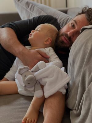 Fernanda Vasconcellos Instagram - meu amor… 
você é luz nos nossos dias, todos os dias. segurança nos abraços e doçura nos beijinhos que dá na gente! 
é um privilégio dividir a vida com quem é uma delícia como pai, uma benção como filho, um presente como companheiro e uma alegria como amigo. 
que você receba em dobro todas as energias lindas que emana pro mundo e pra quem tem a sorte de estar pertinho de você. 
a gente te ama! 
vida longa, vida leve! 
parabéns!!!! @cassioreis