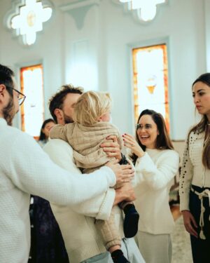 Fernanda Vasconcellos Instagram - No batismo, a criança inicia sua jornada de fé, tornando-se um filho de Deus, um discípulo de Cristo, recebendo o Espírito Santo, fortalecendo a vida e a purificação espiritual.

Amém.

📸 @felipelbc