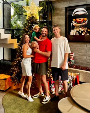 Fernanda Vasconcellos Instagram - Feliz Natal de nossa família pra sua!! ♥️🎅🏽