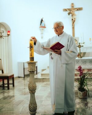 Fernanda Vasconcellos Instagram - No batismo, a criança inicia sua jornada de fé, tornando-se um filho de Deus, um discípulo de Cristo, recebendo o Espírito Santo, fortalecendo a vida e a purificação espiritual.

Amém.

📸 @felipelbc