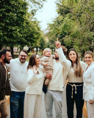 Fernanda Vasconcellos Instagram - No batismo, a criança inicia sua jornada de fé, tornando-se um filho de Deus, um discípulo de Cristo, recebendo o Espírito Santo, fortalecendo a vida e a purificação espiritual.

Amém.

📸 @felipelbc