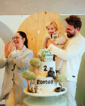 Fernanda Vasconcellos Instagram - Romeo é uma criança que gosta de explorar o mundo ao redor e viver aventuras fantásticas.
Assim celebramos seus 2 anos, cercado da família, amigos, profissionais que fazem uma festa ser inesquecível e muita diversão.

Foi um dia feliz e nossos corações agradecem.
Romeo, Fernanda & Cássio
