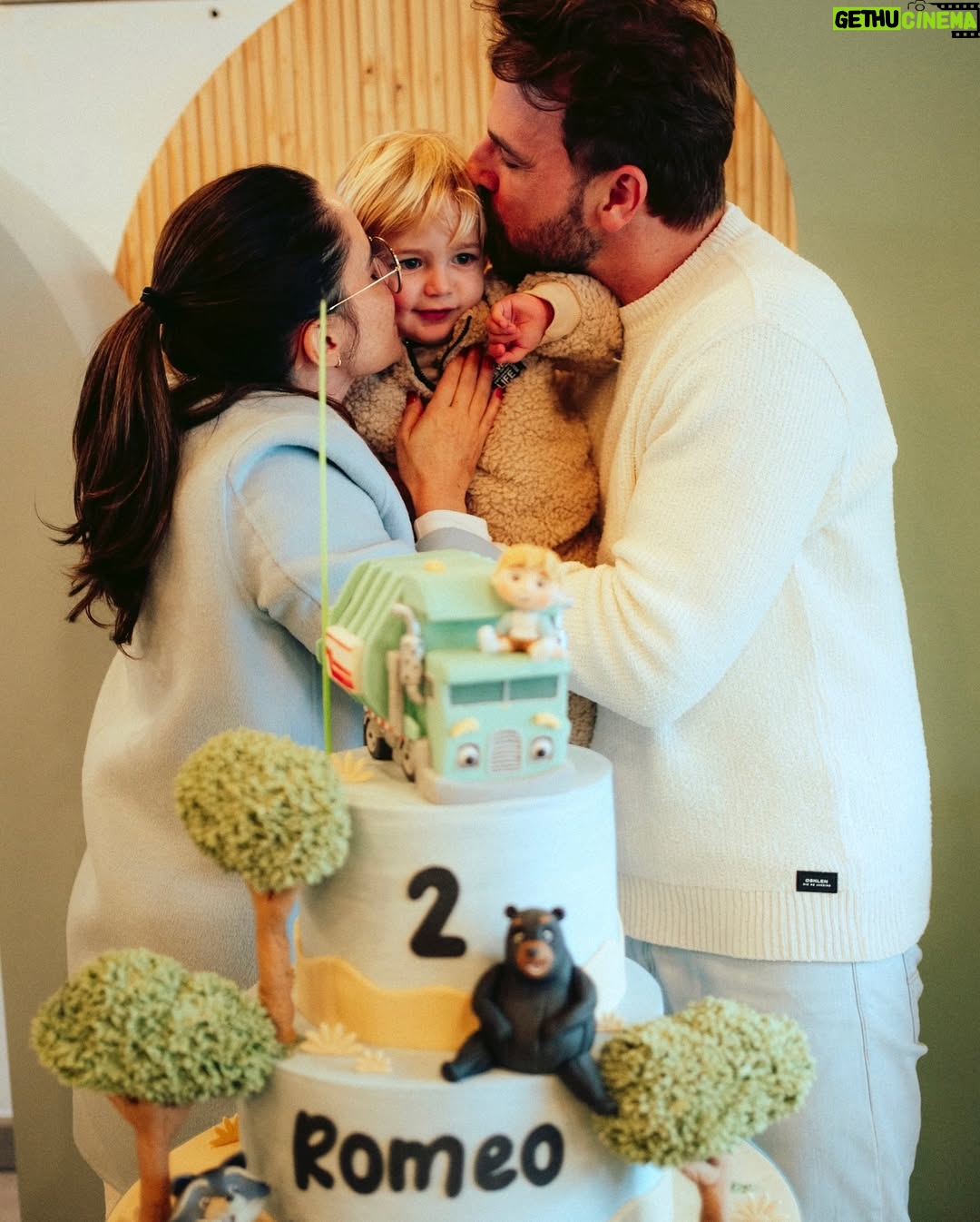 Fernanda Vasconcellos - 158.6K Likes - Romeo é uma criança que gosta de explorar o mundo ao redor e viver aventuras fantásticas.
Assim celebramos seus 2 anos, cercado da família, amigos, profissionais que fazem uma festa ser inesquecível e muita diversão.

Foi um dia feliz e nossos corações agradecem.
Romeo, Fernanda & Cássio