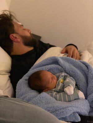 Fernanda Vasconcellos Instagram - meu amor… 
você é luz nos nossos dias, todos os dias. segurança nos abraços e doçura nos beijinhos que dá na gente! 
é um privilégio dividir a vida com quem é uma delícia como pai, uma benção como filho, um presente como companheiro e uma alegria como amigo. 
que você receba em dobro todas as energias lindas que emana pro mundo e pra quem tem a sorte de estar pertinho de você. 
a gente te ama! 
vida longa, vida leve! 
parabéns!!!! @cassioreis