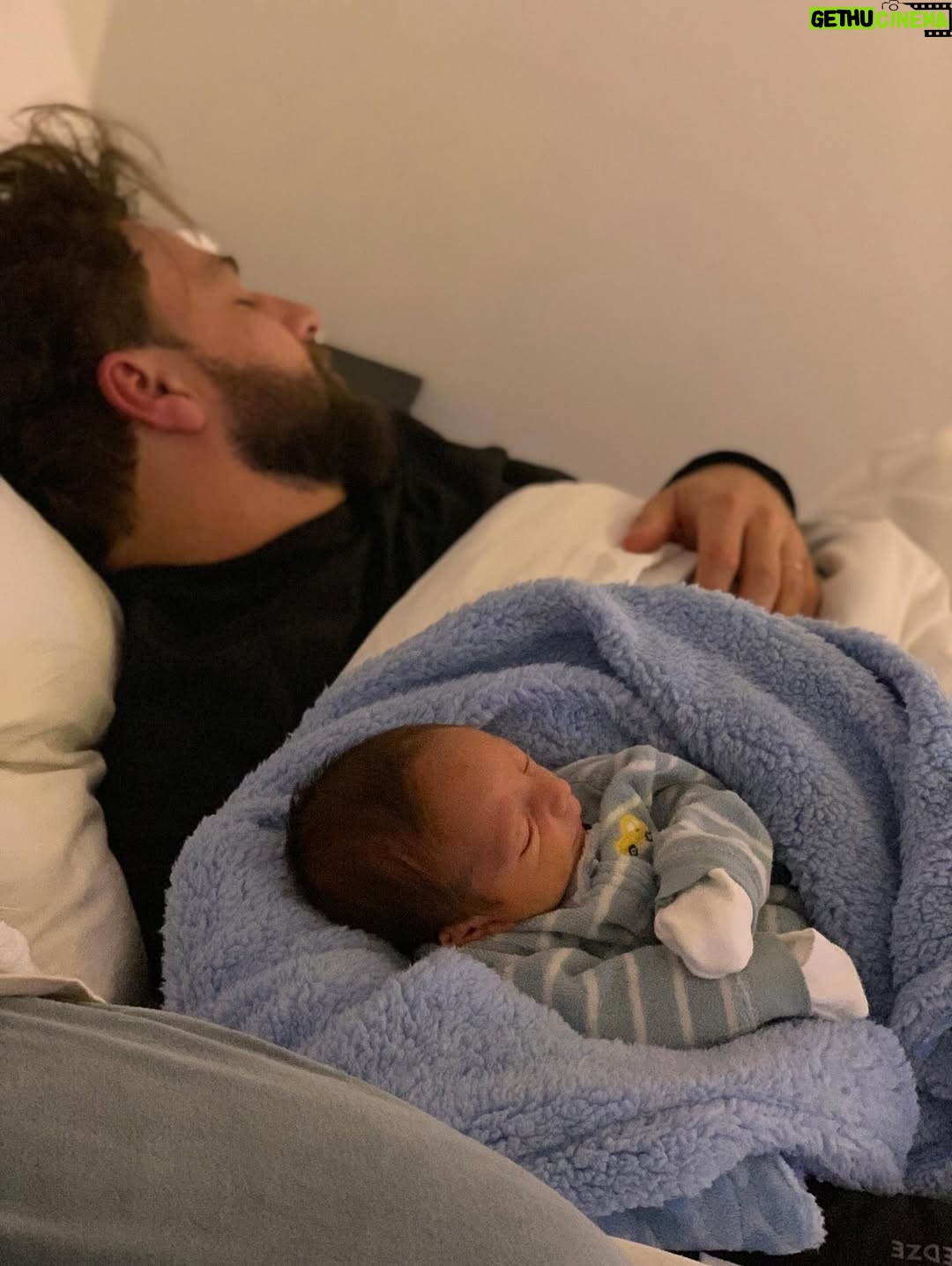 Fernanda Vasconcellos - 38.6K Likes - meu amor… 
você é luz nos nossos dias, todos os dias. segurança nos abraços e doçura nos beijinhos que dá na gente! 
é um privilégio dividir a vida com quem é uma delícia como pai, uma benção como filho, um presente como companheiro e uma alegria como amigo. 
que você receba em dobro todas as energias lindas que emana pro mundo e pra quem tem a sorte de estar pertinho de você. 
a gente te ama! 
vida longa, vida leve! 
parabéns!!!! @cassioreis