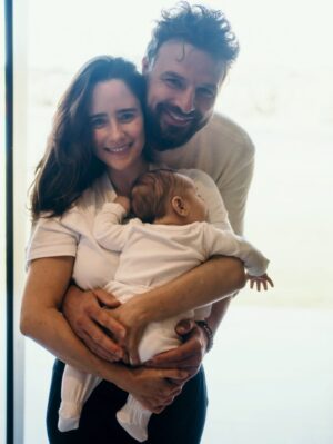 Fernanda Vasconcellos Instagram - meu amor… 
você é luz nos nossos dias, todos os dias. segurança nos abraços e doçura nos beijinhos que dá na gente! 
é um privilégio dividir a vida com quem é uma delícia como pai, uma benção como filho, um presente como companheiro e uma alegria como amigo. 
que você receba em dobro todas as energias lindas que emana pro mundo e pra quem tem a sorte de estar pertinho de você. 
a gente te ama! 
vida longa, vida leve! 
parabéns!!!! @cassioreis
