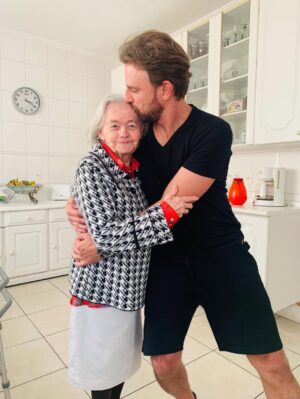 Fernanda Vasconcellos Instagram - meu amor… 
você é luz nos nossos dias, todos os dias. segurança nos abraços e doçura nos beijinhos que dá na gente! 
é um privilégio dividir a vida com quem é uma delícia como pai, uma benção como filho, um presente como companheiro e uma alegria como amigo. 
que você receba em dobro todas as energias lindas que emana pro mundo e pra quem tem a sorte de estar pertinho de você. 
a gente te ama! 
vida longa, vida leve! 
parabéns!!!! @cassioreis