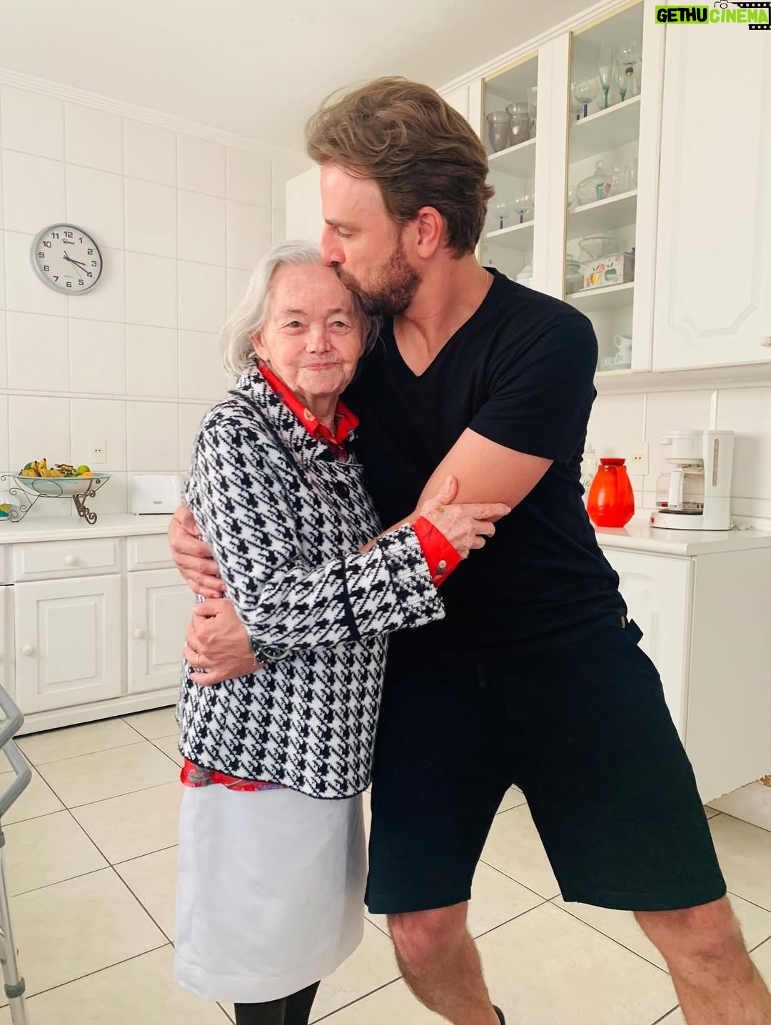 Fernanda Vasconcellos - 38.6K Likes - meu amor… 
você é luz nos nossos dias, todos os dias. segurança nos abraços e doçura nos beijinhos que dá na gente! 
é um privilégio dividir a vida com quem é uma delícia como pai, uma benção como filho, um presente como companheiro e uma alegria como amigo. 
que você receba em dobro todas as energias lindas que emana pro mundo e pra quem tem a sorte de estar pertinho de você. 
a gente te ama! 
vida longa, vida leve! 
parabéns!!!! @cassioreis