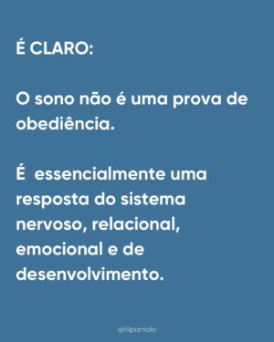 Filipa Maló Franco Instagram - “É falta de rotina”
“É associação mama/sono”
“É associação ao colo”
“É falta de autonomia”
“É dependência”
É sempre “alguma coisa” mas o que é certo é que quase todos os bebés passam por estas fases, o sono raramente é linear nos primeiros 3 anos de vida e ao longo da primeira infância é esperado uma necessidade de presença, medos e outras questões que o influenciam.
Para mim parece-me óbvio que em qualquer área do desenvolvimento, importa sempre perceber que se há um padrão que se identifica e se muitos bebés e crianças passam pelas mesmas questões e dificuldades, teremos que as compreender e não, batalhar contra elas. Contudo, sinto todos os dias que com o sono dos bebés estamos frequentemente a m campos de batalha. Perco a conta às vezes que os pais me chegam, frustrados, exaustos, até desesperados porque vivem em torno do sono dos seus filhos, cumprem rotinas e horários ao segundo, tentam que os filhos não precisem deles e que mesmo assim, os bebés não dormem como eles imaginam q deviam dormir.
Inclusivamente, na @clinicafilipamalofranco tenho uma equipa de sete profissionais especializadas em sono pediátrico e perinatal e as queixas são SEMPRE as mesmas. Também a idade de pedido de ajuda, tende a seguir um padrão, isto porque, são momentos de grandes alterações e necessidades que se compreendem e identificam na maioria dos bebés e crianças pequenas.
Também, parece-me óbvio que se fosse sempre tão fácil aplicar planos, rotinas e se a questão dependesse da “autonomia” o sono dos bebés não estaria em problema ascendente. A verdade é que há umas gerações atrás, com menos regras e especialistas, os bebés dormiam melhor. E melhor não significa mais tempo seguido. Há uns 50 anos para cá tudo mudou, e um dia explico-vos porquê.
Contudo, não me canso de dizer: o sono do bebé não é comportamental. É o resultado do seu desenvolvimento e necessidades emocionais e de vinculação. É fluido. Altera-se com o que acontece durante o dia. Tem fases. E é com segurança que digo que ajudo muitas famílias, com resultados, respeitando as necessidades dos bebés. É possível… e a minha profissão ensinou-me que o comportamento reage sempre a uma emoção e necessidade.