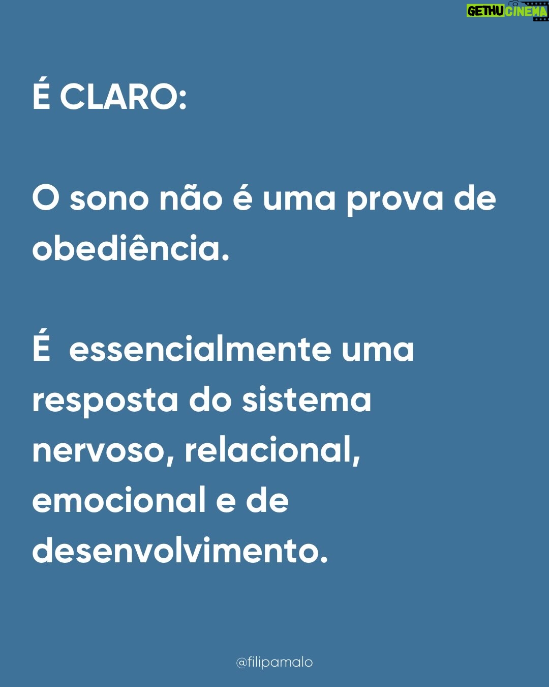 Filipa Maló Franco - 1.1K Likes - “É falta de rotina”
“É associação mama/sono”
“É associação ao colo”
“É falta de autonomia”
“É dependência”

É sempre “alguma coisa” mas o que é certo é que quase todos os bebés passam por estas fases, o sono raramente é linear nos primeiros 3 anos de vida e ao longo da primeira infância é esperado uma necessidade de presença, medos e outras questões que o influenciam. 

Para mim parece-me óbvio que em qualquer área do desenvolvimento, importa sempre perceber que se há um padrão que se identifica e se muitos bebés e crianças passam pelas mesmas questões e dificuldades, teremos que as compreender e não, batalhar contra elas. Contudo, sinto todos os dias que com o sono dos bebés estamos frequentemente a m campos de batalha. Perco a conta às vezes que os pais me chegam, frustrados, exaustos, até desesperados porque vivem em torno do sono dos seus filhos, cumprem rotinas e horários ao segundo, tentam que os filhos não precisem deles e que mesmo assim, os bebés não dormem como eles imaginam q deviam dormir.

Inclusivamente, na @clinicafilipamalofranco tenho uma equipa de sete profissionais especializadas em sono pediátrico e perinatal e as queixas são SEMPRE as mesmas. Também a idade de pedido de ajuda, tende a seguir um padrão, isto porque, são momentos de grandes alterações e necessidades que se compreendem e identificam na maioria dos bebés e crianças pequenas.

Também, parece-me óbvio que se fosse sempre tão fácil aplicar planos, rotinas e se a questão dependesse da “autonomia” o sono dos bebés não estaria em problema ascendente. A verdade é que há umas gerações atrás, com menos regras e especialistas, os bebés dormiam melhor. E melhor não significa mais tempo seguido. Há uns 50 anos para cá tudo mudou, e um dia explico-vos porquê.

Contudo, não me canso de dizer: o sono do bebé não é comportamental. É o resultado do seu desenvolvimento e necessidades emocionais e de vinculação. É fluido. Altera-se com o que acontece durante o dia. Tem fases. E é com segurança que digo que ajudo muitas famílias, com resultados, respeitando as necessidades dos bebés. É possível… e a minha profissão ensinou-me que o comportamento reage sempre a uma emoção e necessidade.