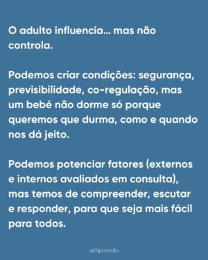 Filipa Maló Franco Instagram - “É falta de rotina”
“É associação mama/sono”
“É associação ao colo”
“É falta de autonomia”
“É dependência”
É sempre “alguma coisa” mas o que é certo é que quase todos os bebés passam por estas fases, o sono raramente é linear nos primeiros 3 anos de vida e ao longo da primeira infância é esperado uma necessidade de presença, medos e outras questões que o influenciam.
Para mim parece-me óbvio que em qualquer área do desenvolvimento, importa sempre perceber que se há um padrão que se identifica e se muitos bebés e crianças passam pelas mesmas questões e dificuldades, teremos que as compreender e não, batalhar contra elas. Contudo, sinto todos os dias que com o sono dos bebés estamos frequentemente a m campos de batalha. Perco a conta às vezes que os pais me chegam, frustrados, exaustos, até desesperados porque vivem em torno do sono dos seus filhos, cumprem rotinas e horários ao segundo, tentam que os filhos não precisem deles e que mesmo assim, os bebés não dormem como eles imaginam q deviam dormir.
Inclusivamente, na @clinicafilipamalofranco tenho uma equipa de sete profissionais especializadas em sono pediátrico e perinatal e as queixas são SEMPRE as mesmas. Também a idade de pedido de ajuda, tende a seguir um padrão, isto porque, são momentos de grandes alterações e necessidades que se compreendem e identificam na maioria dos bebés e crianças pequenas.
Também, parece-me óbvio que se fosse sempre tão fácil aplicar planos, rotinas e se a questão dependesse da “autonomia” o sono dos bebés não estaria em problema ascendente. A verdade é que há umas gerações atrás, com menos regras e especialistas, os bebés dormiam melhor. E melhor não significa mais tempo seguido. Há uns 50 anos para cá tudo mudou, e um dia explico-vos porquê.
Contudo, não me canso de dizer: o sono do bebé não é comportamental. É o resultado do seu desenvolvimento e necessidades emocionais e de vinculação. É fluido. Altera-se com o que acontece durante o dia. Tem fases. E é com segurança que digo que ajudo muitas famílias, com resultados, respeitando as necessidades dos bebés. É possível… e a minha profissão ensinou-me que o comportamento reage sempre a uma emoção e necessidade.