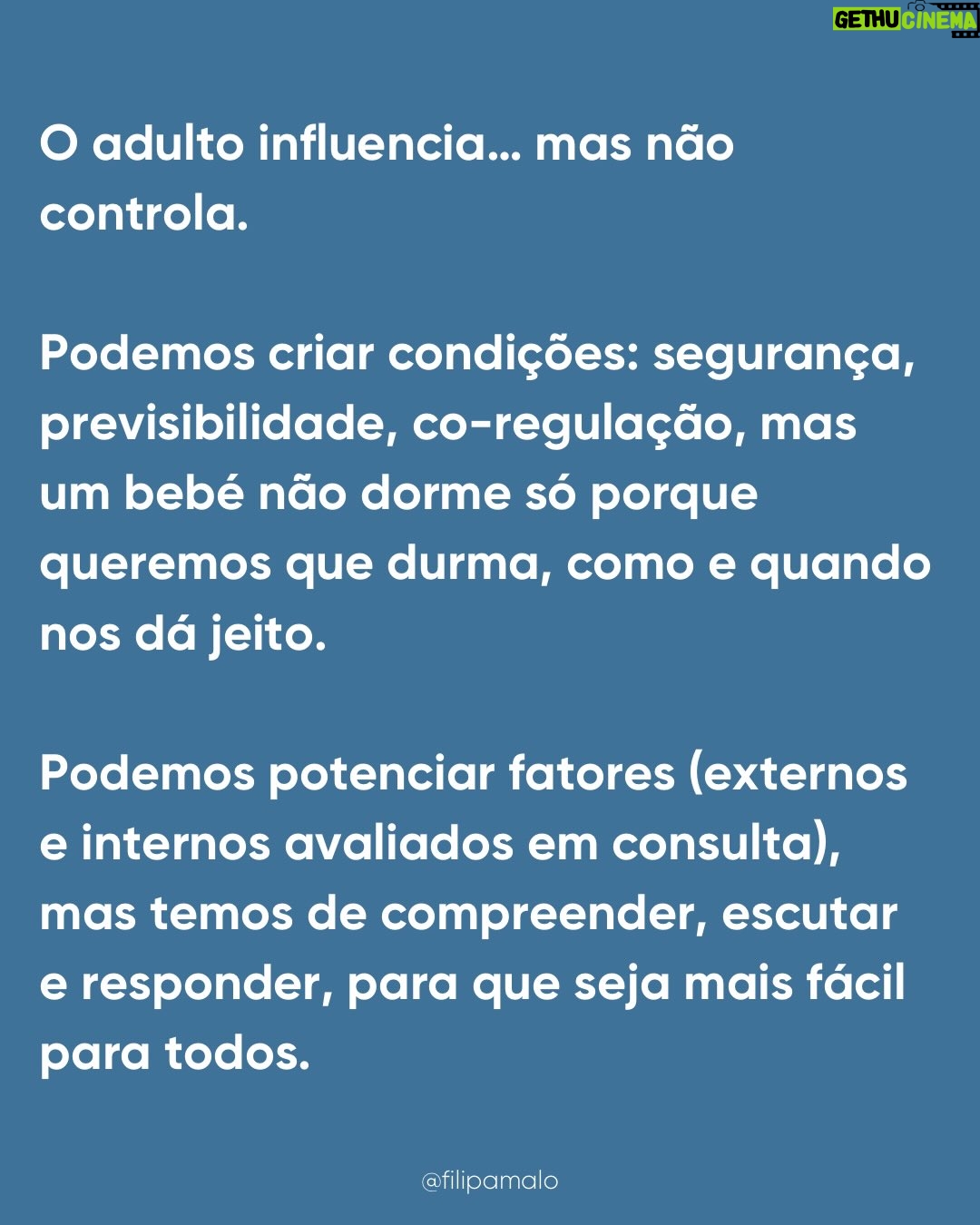 Filipa Maló Franco - 1.1K Likes - “É falta de rotina”
“É associação mama/sono”
“É associação ao colo”
“É falta de autonomia”
“É dependência”

É sempre “alguma coisa” mas o que é certo é que quase todos os bebés passam por estas fases, o sono raramente é linear nos primeiros 3 anos de vida e ao longo da primeira infância é esperado uma necessidade de presença, medos e outras questões que o influenciam. 

Para mim parece-me óbvio que em qualquer área do desenvolvimento, importa sempre perceber que se há um padrão que se identifica e se muitos bebés e crianças passam pelas mesmas questões e dificuldades, teremos que as compreender e não, batalhar contra elas. Contudo, sinto todos os dias que com o sono dos bebés estamos frequentemente a m campos de batalha. Perco a conta às vezes que os pais me chegam, frustrados, exaustos, até desesperados porque vivem em torno do sono dos seus filhos, cumprem rotinas e horários ao segundo, tentam que os filhos não precisem deles e que mesmo assim, os bebés não dormem como eles imaginam q deviam dormir.

Inclusivamente, na @clinicafilipamalofranco tenho uma equipa de sete profissionais especializadas em sono pediátrico e perinatal e as queixas são SEMPRE as mesmas. Também a idade de pedido de ajuda, tende a seguir um padrão, isto porque, são momentos de grandes alterações e necessidades que se compreendem e identificam na maioria dos bebés e crianças pequenas.

Também, parece-me óbvio que se fosse sempre tão fácil aplicar planos, rotinas e se a questão dependesse da “autonomia” o sono dos bebés não estaria em problema ascendente. A verdade é que há umas gerações atrás, com menos regras e especialistas, os bebés dormiam melhor. E melhor não significa mais tempo seguido. Há uns 50 anos para cá tudo mudou, e um dia explico-vos porquê.

Contudo, não me canso de dizer: o sono do bebé não é comportamental. É o resultado do seu desenvolvimento e necessidades emocionais e de vinculação. É fluido. Altera-se com o que acontece durante o dia. Tem fases. E é com segurança que digo que ajudo muitas famílias, com resultados, respeitando as necessidades dos bebés. É possível… e a minha profissão ensinou-me que o comportamento reage sempre a uma emoção e necessidade.