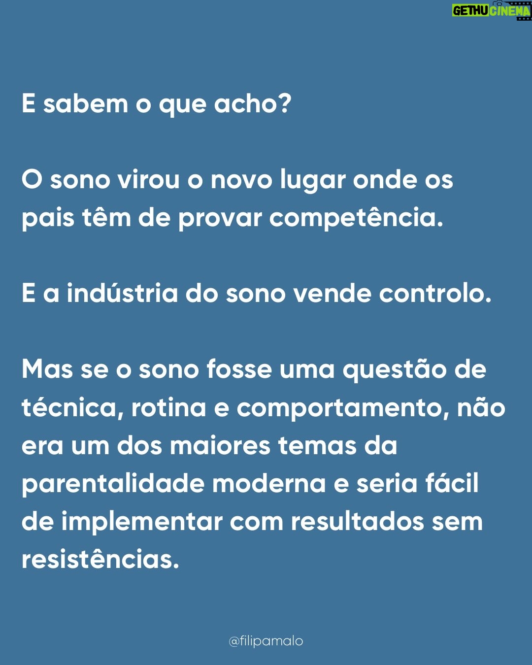 Filipa Maló Franco - 1.1K Likes - “É falta de rotina”
“É associação mama/sono”
“É associação ao colo”
“É falta de autonomia”
“É dependência”

É sempre “alguma coisa” mas o que é certo é que quase todos os bebés passam por estas fases, o sono raramente é linear nos primeiros 3 anos de vida e ao longo da primeira infância é esperado uma necessidade de presença, medos e outras questões que o influenciam. 

Para mim parece-me óbvio que em qualquer área do desenvolvimento, importa sempre perceber que se há um padrão que se identifica e se muitos bebés e crianças passam pelas mesmas questões e dificuldades, teremos que as compreender e não, batalhar contra elas. Contudo, sinto todos os dias que com o sono dos bebés estamos frequentemente a m campos de batalha. Perco a conta às vezes que os pais me chegam, frustrados, exaustos, até desesperados porque vivem em torno do sono dos seus filhos, cumprem rotinas e horários ao segundo, tentam que os filhos não precisem deles e que mesmo assim, os bebés não dormem como eles imaginam q deviam dormir.

Inclusivamente, na @clinicafilipamalofranco tenho uma equipa de sete profissionais especializadas em sono pediátrico e perinatal e as queixas são SEMPRE as mesmas. Também a idade de pedido de ajuda, tende a seguir um padrão, isto porque, são momentos de grandes alterações e necessidades que se compreendem e identificam na maioria dos bebés e crianças pequenas.

Também, parece-me óbvio que se fosse sempre tão fácil aplicar planos, rotinas e se a questão dependesse da “autonomia” o sono dos bebés não estaria em problema ascendente. A verdade é que há umas gerações atrás, com menos regras e especialistas, os bebés dormiam melhor. E melhor não significa mais tempo seguido. Há uns 50 anos para cá tudo mudou, e um dia explico-vos porquê.

Contudo, não me canso de dizer: o sono do bebé não é comportamental. É o resultado do seu desenvolvimento e necessidades emocionais e de vinculação. É fluido. Altera-se com o que acontece durante o dia. Tem fases. E é com segurança que digo que ajudo muitas famílias, com resultados, respeitando as necessidades dos bebés. É possível… e a minha profissão ensinou-me que o comportamento reage sempre a uma emoção e necessidade.