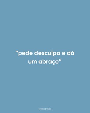 Filipa Maló Franco Instagram - Primeiro post do ano, e sai um dos temas mais pedidos. 

A empatia não nasce com o bebé.

É por isso que exigir pedidos de desculpa ou gestos de reparação precoce não ensina cuidado, ensina obediência ou muitas vezes, a importância de o fazer pelo adulto e pelas suas emoções e não, pelo próprio ou porque efetivamente se compreendeu a gravidade.

É verdade que eu acho que devemos ensinar sobre o significado de um pedido de desculpa. Ensinar principalmente através do exemplo mas também, de como podemos através da palavra mostrar que sentimos culpa e arrependimento. Mas em relação aos abraços sou contra que o devemos promover e incentivar principalmente quando a criança está zangada ou triste. 

Basta pensarmos em nós e na forma como não nos apetece abraçar o outro quando não o sentimos. 

Em suma, a empatia, que será a base para um pedido de desculpa e vontade de abraçar após um conflito, constrói-se na relação. E uma criança aprende a considerar o outro quando, primeiro, foi escutada, regulada e respeitada nos seus limites.

Antes da empatia, vem a segurança.
Antes da reparação, vem a compreensão.