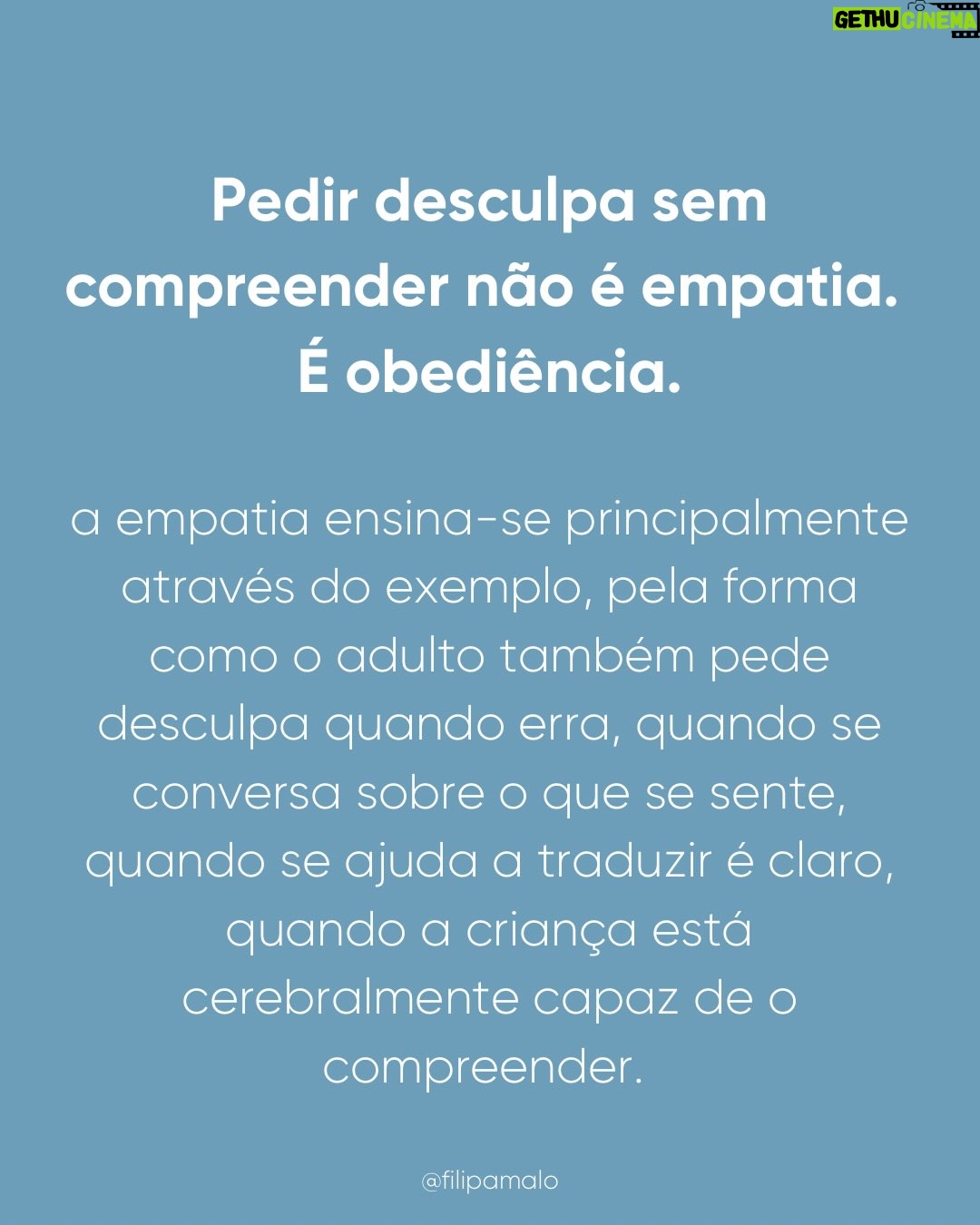 Filipa Maló Franco - 1.9K Likes - Primeiro post do ano, e sai um dos temas mais pedidos. 

A empatia não nasce com o bebé.

É por isso que exigir pedidos de desculpa ou gestos de reparação precoce não ensina cuidado, ensina obediência ou muitas vezes, a importância de o fazer pelo adulto e pelas suas emoções e não, pelo próprio ou porque efetivamente se compreendeu a gravidade.

É verdade que eu acho que devemos ensinar sobre o significado de um pedido de desculpa. Ensinar principalmente através do exemplo mas também, de como podemos através da palavra mostrar que sentimos culpa e arrependimento. Mas em relação aos abraços sou contra que o devemos promover e incentivar principalmente quando a criança está zangada ou triste. 

Basta pensarmos em nós e na forma como não nos apetece abraçar o outro quando não o sentimos. 

Em suma, a empatia, que será a base para um pedido de desculpa e vontade de abraçar após um conflito, constrói-se na relação. E uma criança aprende a considerar o outro quando, primeiro, foi escutada, regulada e respeitada nos seus limites.

Antes da empatia, vem a segurança.
Antes da reparação, vem a compreensão.