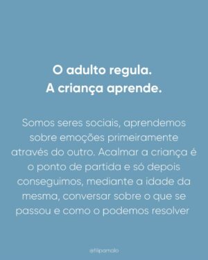 Filipa Maló Franco Instagram - Primeiro post do ano, e sai um dos temas mais pedidos. 

A empatia não nasce com o bebé.

É por isso que exigir pedidos de desculpa ou gestos de reparação precoce não ensina cuidado, ensina obediência ou muitas vezes, a importância de o fazer pelo adulto e pelas suas emoções e não, pelo próprio ou porque efetivamente se compreendeu a gravidade.

É verdade que eu acho que devemos ensinar sobre o significado de um pedido de desculpa. Ensinar principalmente através do exemplo mas também, de como podemos através da palavra mostrar que sentimos culpa e arrependimento. Mas em relação aos abraços sou contra que o devemos promover e incentivar principalmente quando a criança está zangada ou triste. 

Basta pensarmos em nós e na forma como não nos apetece abraçar o outro quando não o sentimos. 

Em suma, a empatia, que será a base para um pedido de desculpa e vontade de abraçar após um conflito, constrói-se na relação. E uma criança aprende a considerar o outro quando, primeiro, foi escutada, regulada e respeitada nos seus limites.

Antes da empatia, vem a segurança.
Antes da reparação, vem a compreensão.