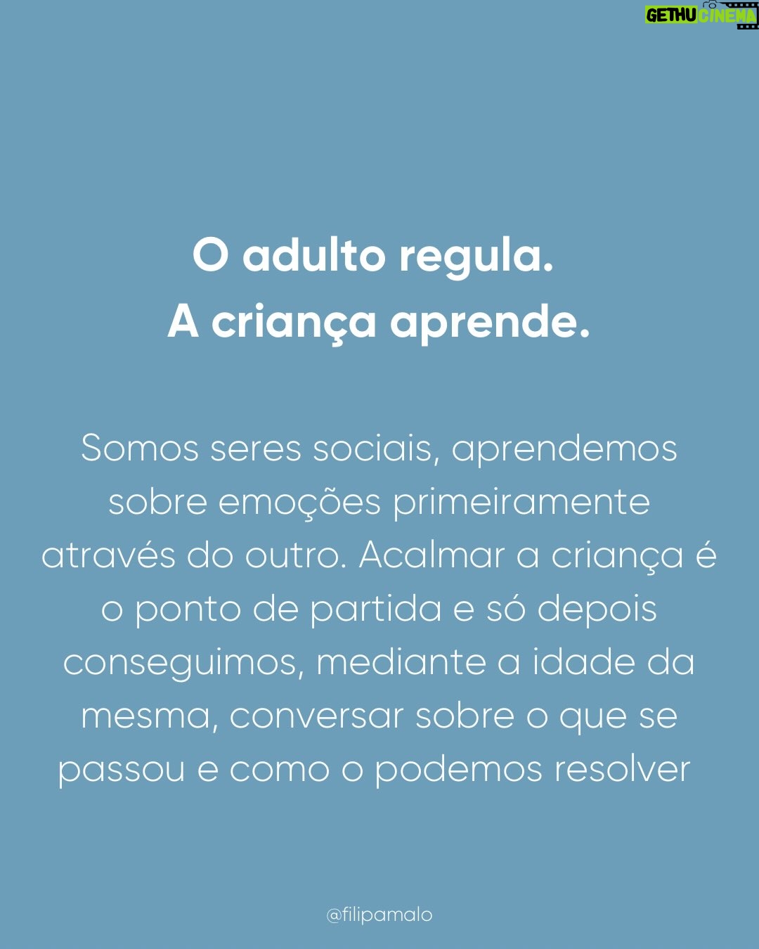 Filipa Maló Franco - 1.9K Likes - Primeiro post do ano, e sai um dos temas mais pedidos. 

A empatia não nasce com o bebé.

É por isso que exigir pedidos de desculpa ou gestos de reparação precoce não ensina cuidado, ensina obediência ou muitas vezes, a importância de o fazer pelo adulto e pelas suas emoções e não, pelo próprio ou porque efetivamente se compreendeu a gravidade.

É verdade que eu acho que devemos ensinar sobre o significado de um pedido de desculpa. Ensinar principalmente através do exemplo mas também, de como podemos através da palavra mostrar que sentimos culpa e arrependimento. Mas em relação aos abraços sou contra que o devemos promover e incentivar principalmente quando a criança está zangada ou triste. 

Basta pensarmos em nós e na forma como não nos apetece abraçar o outro quando não o sentimos. 

Em suma, a empatia, que será a base para um pedido de desculpa e vontade de abraçar após um conflito, constrói-se na relação. E uma criança aprende a considerar o outro quando, primeiro, foi escutada, regulada e respeitada nos seus limites.

Antes da empatia, vem a segurança.
Antes da reparação, vem a compreensão.