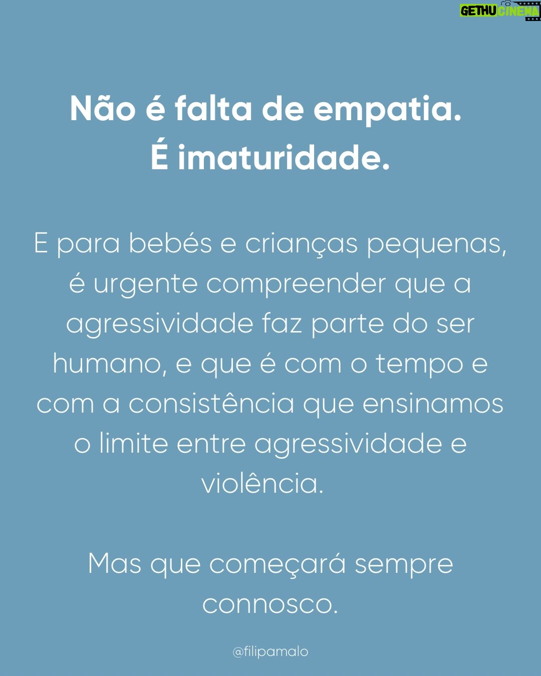 Filipa Maló Franco - 1.9K Likes - Primeiro post do ano, e sai um dos temas mais pedidos. 

A empatia não nasce com o bebé.

É por isso que exigir pedidos de desculpa ou gestos de reparação precoce não ensina cuidado, ensina obediência ou muitas vezes, a importância de o fazer pelo adulto e pelas suas emoções e não, pelo próprio ou porque efetivamente se compreendeu a gravidade.

É verdade que eu acho que devemos ensinar sobre o significado de um pedido de desculpa. Ensinar principalmente através do exemplo mas também, de como podemos através da palavra mostrar que sentimos culpa e arrependimento. Mas em relação aos abraços sou contra que o devemos promover e incentivar principalmente quando a criança está zangada ou triste. 

Basta pensarmos em nós e na forma como não nos apetece abraçar o outro quando não o sentimos. 

Em suma, a empatia, que será a base para um pedido de desculpa e vontade de abraçar após um conflito, constrói-se na relação. E uma criança aprende a considerar o outro quando, primeiro, foi escutada, regulada e respeitada nos seus limites.

Antes da empatia, vem a segurança.
Antes da reparação, vem a compreensão.