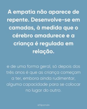Filipa Maló Franco Instagram - Primeiro post do ano, e sai um dos temas mais pedidos. 

A empatia não nasce com o bebé.

É por isso que exigir pedidos de desculpa ou gestos de reparação precoce não ensina cuidado, ensina obediência ou muitas vezes, a importância de o fazer pelo adulto e pelas suas emoções e não, pelo próprio ou porque efetivamente se compreendeu a gravidade.

É verdade que eu acho que devemos ensinar sobre o significado de um pedido de desculpa. Ensinar principalmente através do exemplo mas também, de como podemos através da palavra mostrar que sentimos culpa e arrependimento. Mas em relação aos abraços sou contra que o devemos promover e incentivar principalmente quando a criança está zangada ou triste. 

Basta pensarmos em nós e na forma como não nos apetece abraçar o outro quando não o sentimos. 

Em suma, a empatia, que será a base para um pedido de desculpa e vontade de abraçar após um conflito, constrói-se na relação. E uma criança aprende a considerar o outro quando, primeiro, foi escutada, regulada e respeitada nos seus limites.

Antes da empatia, vem a segurança.
Antes da reparação, vem a compreensão.