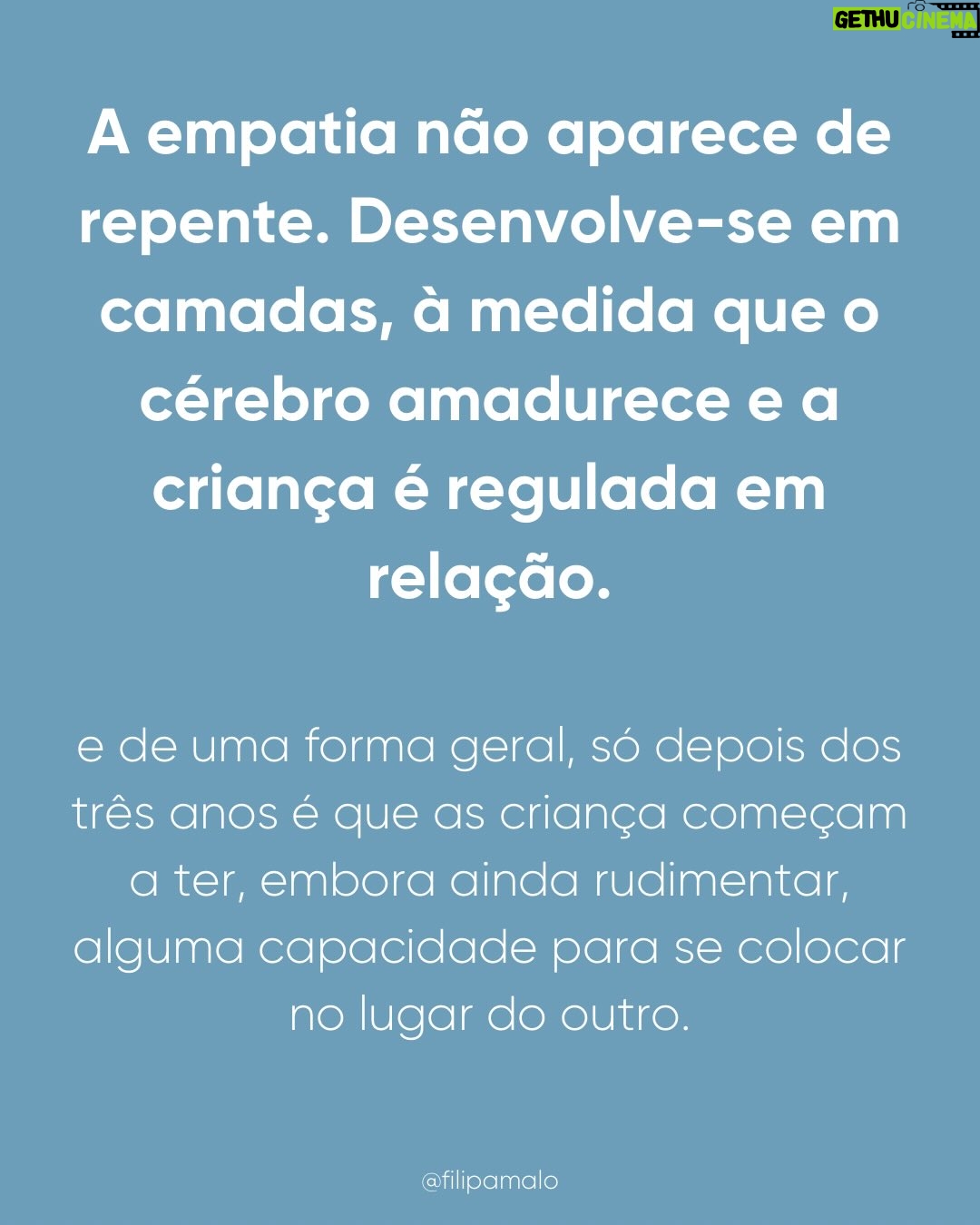 Filipa Maló Franco - 1.9K Likes - Primeiro post do ano, e sai um dos temas mais pedidos. 

A empatia não nasce com o bebé.

É por isso que exigir pedidos de desculpa ou gestos de reparação precoce não ensina cuidado, ensina obediência ou muitas vezes, a importância de o fazer pelo adulto e pelas suas emoções e não, pelo próprio ou porque efetivamente se compreendeu a gravidade.

É verdade que eu acho que devemos ensinar sobre o significado de um pedido de desculpa. Ensinar principalmente através do exemplo mas também, de como podemos através da palavra mostrar que sentimos culpa e arrependimento. Mas em relação aos abraços sou contra que o devemos promover e incentivar principalmente quando a criança está zangada ou triste. 

Basta pensarmos em nós e na forma como não nos apetece abraçar o outro quando não o sentimos. 

Em suma, a empatia, que será a base para um pedido de desculpa e vontade de abraçar após um conflito, constrói-se na relação. E uma criança aprende a considerar o outro quando, primeiro, foi escutada, regulada e respeitada nos seus limites.

Antes da empatia, vem a segurança.
Antes da reparação, vem a compreensão.