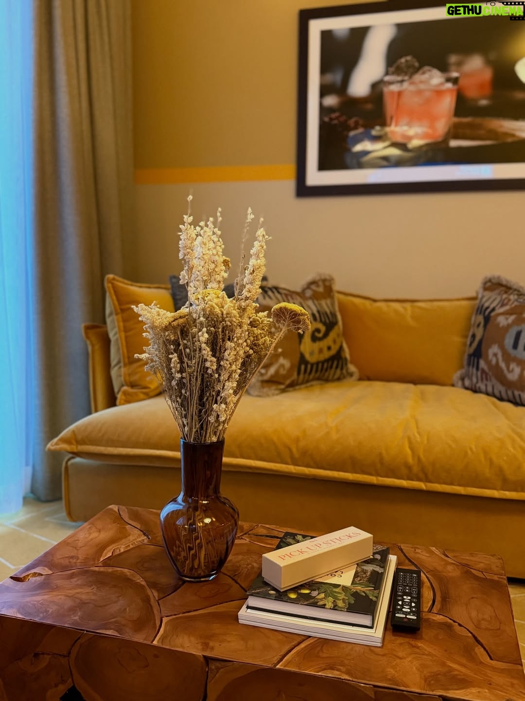 Filippa Rådin - 2K Likes - Idag är det min födelsedag 🙌🤩 och jag och Emmi har checkat in på Härnö Gin Hotell 😍
Så välbehövligt! Ett hotell som är genomtänkt i varje detalj, personligt och varmt, med en omsorg som genomsyrar hela upplevelsen.

Den bästa tänkbara presenten är att få komma iväg, bara vara tillsammans och dela tid och närvaro med min favorit i livet. 
Efter relax och champagne väntar snart en 3-rätters i restaurangen.
Och självklart en riktigt god drink i hjärtat av ginens hem. 
God fortsättning på dig ❤️