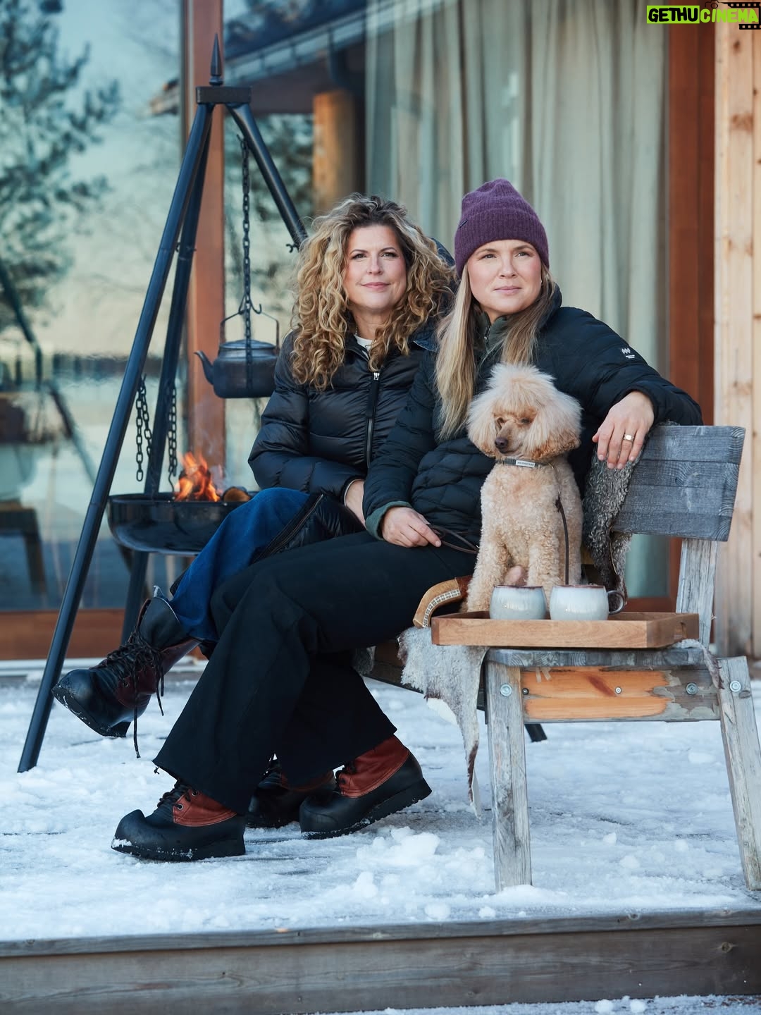 Filippa Rådin - 3.1K Likes - Vi är UTE NU i @skonahem ✨
Vårt hem, vårt hjärta, vårt lilla paradis, fångat av @lindatengvall precis så som det känns.
Magiskt, varmt och vackert. TACK! 💚