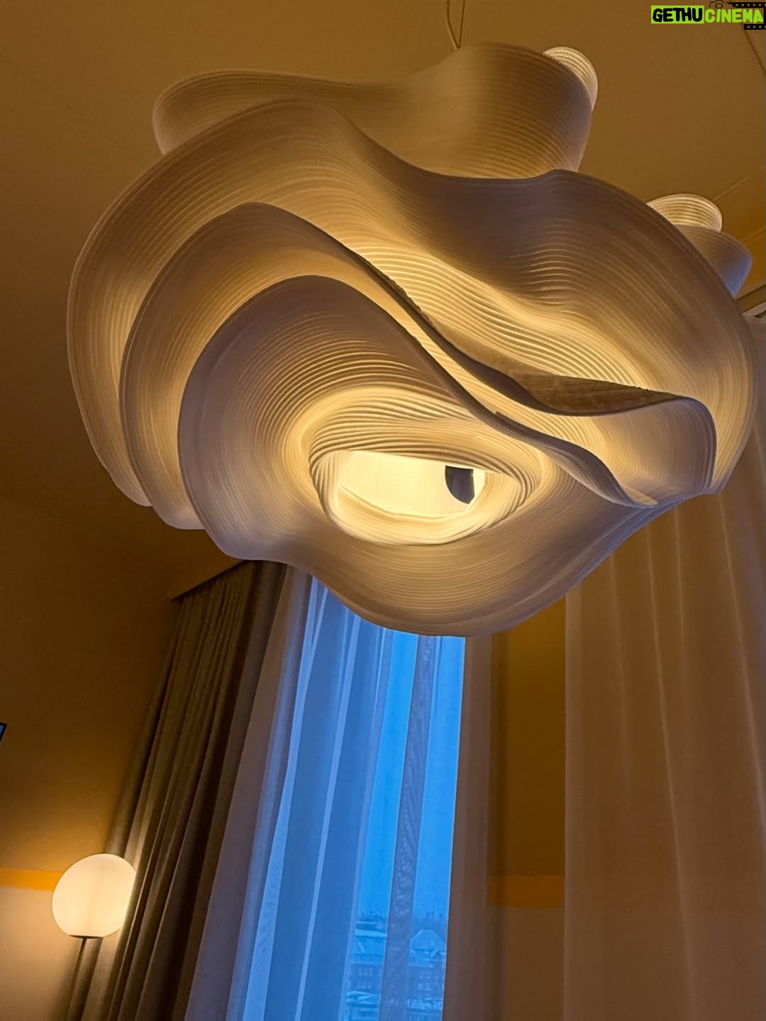 Filippa Rådin - 2K Likes - Idag är det min födelsedag 🙌🤩 och jag och Emmi har checkat in på Härnö Gin Hotell 😍
Så välbehövligt! Ett hotell som är genomtänkt i varje detalj, personligt och varmt, med en omsorg som genomsyrar hela upplevelsen.

Den bästa tänkbara presenten är att få komma iväg, bara vara tillsammans och dela tid och närvaro med min favorit i livet. 
Efter relax och champagne väntar snart en 3-rätters i restaurangen.
Och självklart en riktigt god drink i hjärtat av ginens hem. 
God fortsättning på dig ❤️