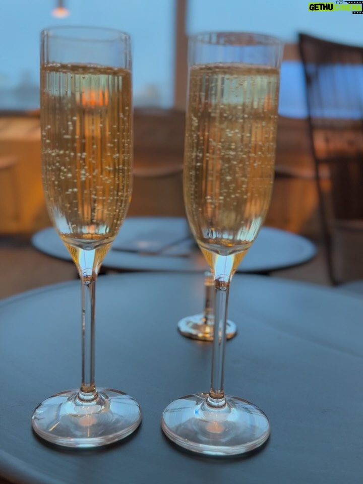 Filippa Rådin - 2K Likes - Idag är det min födelsedag 🙌🤩 och jag och Emmi har checkat in på Härnö Gin Hotell 😍
Så välbehövligt! Ett hotell som är genomtänkt i varje detalj, personligt och varmt, med en omsorg som genomsyrar hela upplevelsen.

Den bästa tänkbara presenten är att få komma iväg, bara vara tillsammans och dela tid och närvaro med min favorit i livet. 
Efter relax och champagne väntar snart en 3-rätters i restaurangen.
Och självklart en riktigt god drink i hjärtat av ginens hem. 
God fortsättning på dig ❤️