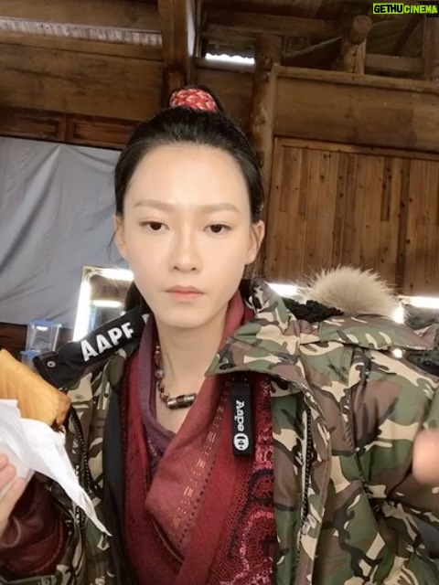 Fish Liew Chi-Yu - 9.3K Likes - 第一次拍古裝片
也是目前為止唯一一次

第一次穿古裝
第一次學騎馬
第一次拍打戲

對我來說，什麼都好玩，什麼都新奇
平常拍戲都很少拍照，但這次慶幸拍了很多照片留念

第一次看「尋秦記」是小學的時候
後來中學的時候爸爸借了完整版VCD翻看
才算是較爲完整知道劇情。

印象最深的是，在一次戰役中
項少龍領兵高喊「有前冇後，打死罷就！」
結果成了我為自己精神喊話的座右銘

#尋秦記
#聞桑
@backtothepastmovie