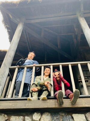 Fish Liew Chi-Yu Instagram - 第一次拍古裝片
也是目前為止唯一一次

第一次穿古裝
第一次學騎馬
第一次拍打戲

對我來說，什麼都好玩，什麼都新奇
平常拍戲都很少拍照，但這次慶幸拍了很多照片留念

第一次看「尋秦記」是小學的時候
後來中學的時候爸爸借了完整版VCD翻看
才算是較爲完整知道劇情。

印象最深的是，在一次戰役中
項少龍領兵高喊「有前冇後，打死罷就！」
結果成了我為自己精神喊話的座右銘

#尋秦記
#聞桑
@backtothepastmovie