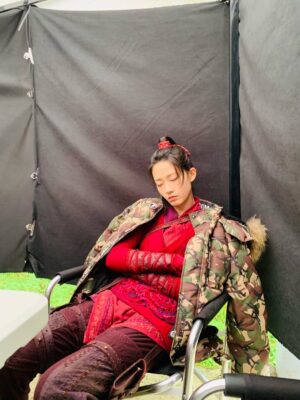 Fish Liew Chi-Yu Instagram - 第一次拍古裝片
也是目前為止唯一一次

第一次穿古裝
第一次學騎馬
第一次拍打戲

對我來說，什麼都好玩，什麼都新奇
平常拍戲都很少拍照，但這次慶幸拍了很多照片留念

第一次看「尋秦記」是小學的時候
後來中學的時候爸爸借了完整版VCD翻看
才算是較爲完整知道劇情。

印象最深的是，在一次戰役中
項少龍領兵高喊「有前冇後，打死罷就！」
結果成了我為自己精神喊話的座右銘

#尋秦記
#聞桑
@backtothepastmovie