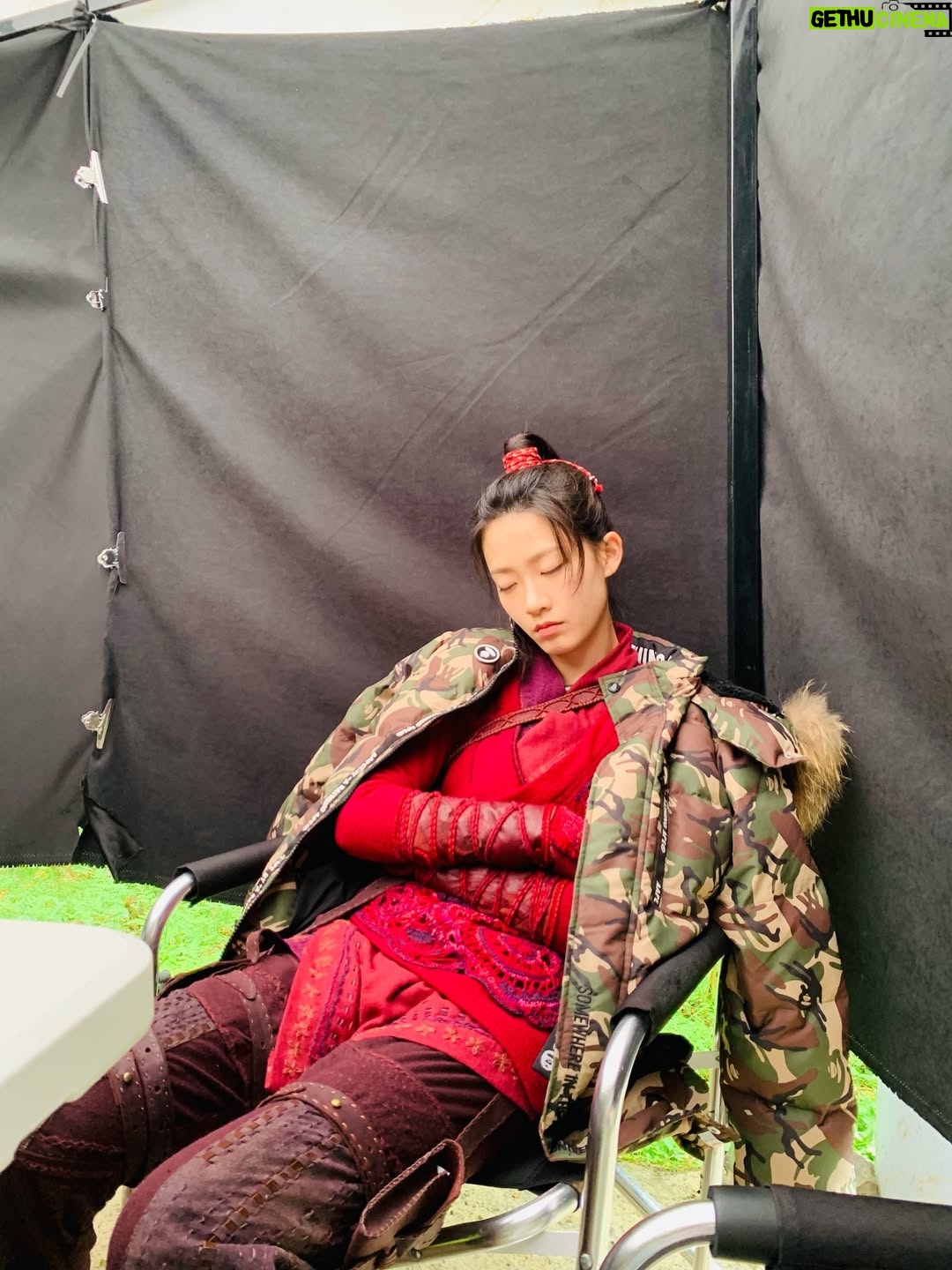 Fish Liew Chi-Yu - 9.3K Likes - 第一次拍古裝片
也是目前為止唯一一次

第一次穿古裝
第一次學騎馬
第一次拍打戲

對我來說，什麼都好玩，什麼都新奇
平常拍戲都很少拍照，但這次慶幸拍了很多照片留念

第一次看「尋秦記」是小學的時候
後來中學的時候爸爸借了完整版VCD翻看
才算是較爲完整知道劇情。

印象最深的是，在一次戰役中
項少龍領兵高喊「有前冇後，打死罷就！」
結果成了我為自己精神喊話的座右銘

#尋秦記
#聞桑
@backtothepastmovie