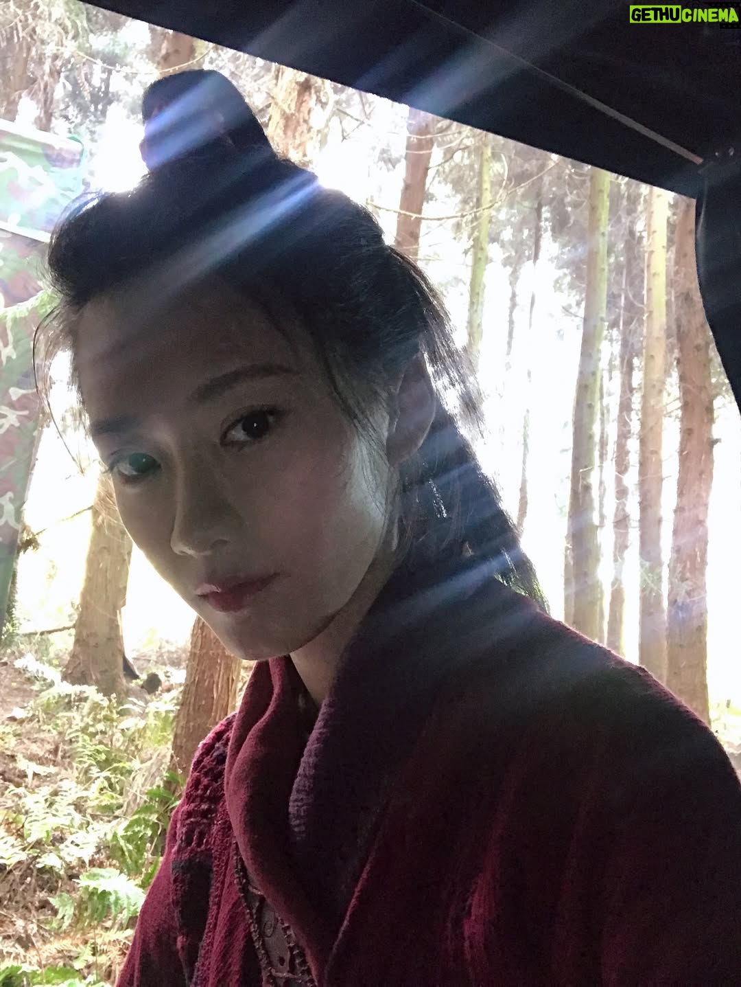 Fish Liew Chi-Yu - 9.3K Likes - 第一次拍古裝片
也是目前為止唯一一次

第一次穿古裝
第一次學騎馬
第一次拍打戲

對我來說，什麼都好玩，什麼都新奇
平常拍戲都很少拍照，但這次慶幸拍了很多照片留念

第一次看「尋秦記」是小學的時候
後來中學的時候爸爸借了完整版VCD翻看
才算是較爲完整知道劇情。

印象最深的是，在一次戰役中
項少龍領兵高喊「有前冇後，打死罷就！」
結果成了我為自己精神喊話的座右銘

#尋秦記
#聞桑
@backtothepastmovie