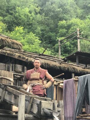 Fish Liew Chi-Yu Instagram - 第一次拍古裝片
也是目前為止唯一一次

第一次穿古裝
第一次學騎馬
第一次拍打戲

對我來說，什麼都好玩，什麼都新奇
平常拍戲都很少拍照，但這次慶幸拍了很多照片留念

第一次看「尋秦記」是小學的時候
後來中學的時候爸爸借了完整版VCD翻看
才算是較爲完整知道劇情。

印象最深的是，在一次戰役中
項少龍領兵高喊「有前冇後，打死罷就！」
結果成了我為自己精神喊話的座右銘

#尋秦記
#聞桑
@backtothepastmovie