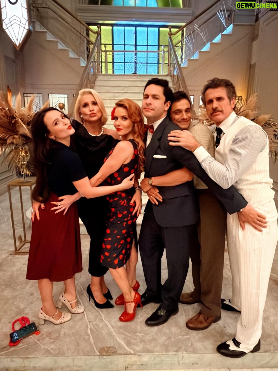 Flávia Alessandra - 3 Likes - ÊTA MUNDO MISTURADO! Triângulo amoroso? 
Na nossa novela a gente trabalha com sexteto 🤭 
Se você parar pra analisar, todos os nossos personagens tem alguma ligação! 
Vamos relembrar? 

Celso: irmão de Sandra, foi noivo de Estela e affair de Tamires. Odeia Ernesto e odeia Túlio. 
Estela: teve uma filha com Ernesto, foi noiva de Celso, ex cunhada de Sandra, conhecida de Tamires e namora Túlio. 
Ernesto: teve uma filha com Estela, tinha lances com Tamires, seu grande amor é Sandra (mas já ficou com todas as mulheres). Detesta Celso e Túlio. 
Sandra: irmã de Celso, vai beijar o Túlio, mas é casada com Ernesto. Ex cunhada de Estela. Nunca viu Tamires. Odeia todos! 
Tamires: ex noiva de Túlio, teve lances com Ernesto mas é apaixonada por Celso. Conhece Estela e sabe de Sandra. 
Tulio: ex noivo de Tamires (Elisete), beija Sandra mas é namorado de Estela. Não gosta de Celso nem de Ernesto. 

SOCORRO. Alguém conseguiu entender esse rolo? 
Em #ÊtaMundoMelhor 🔥