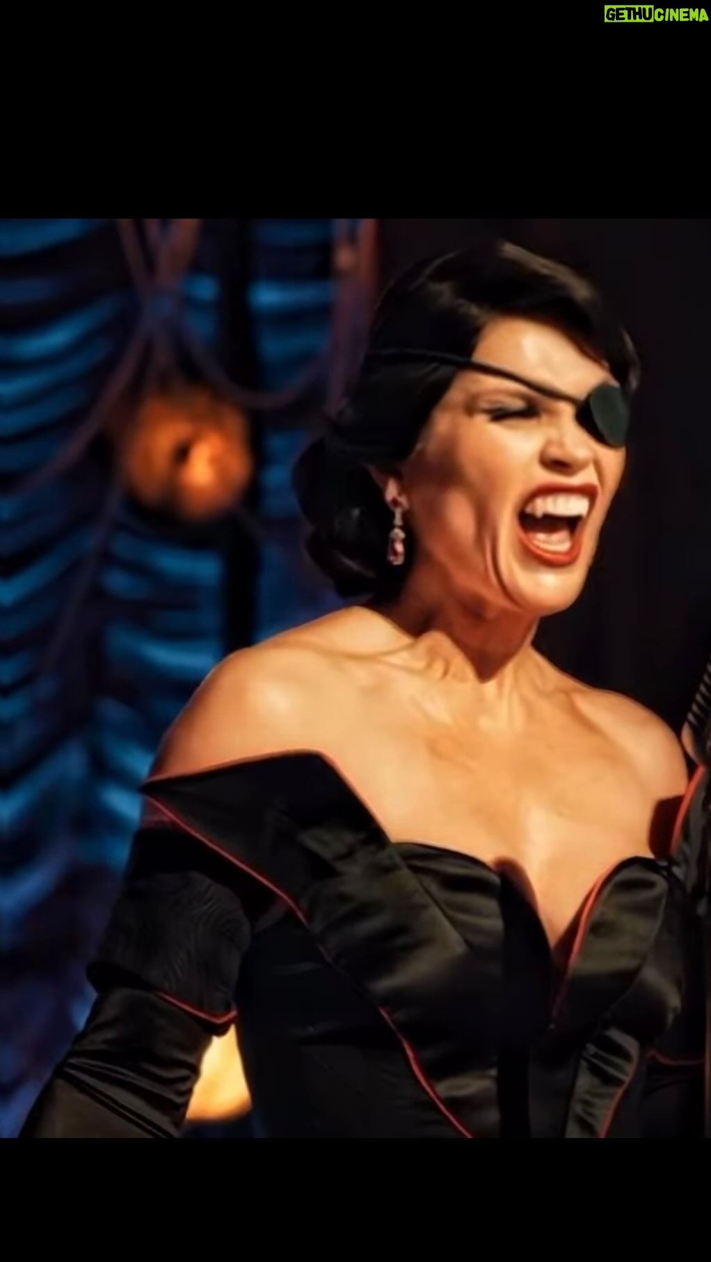 Flávia Alessandra - 23K Likes - Por trás de uma Baronesa vampira tem uma Flávia fazendo moldagem de dente 🤪😏 Êta bastidores movimentado !!!