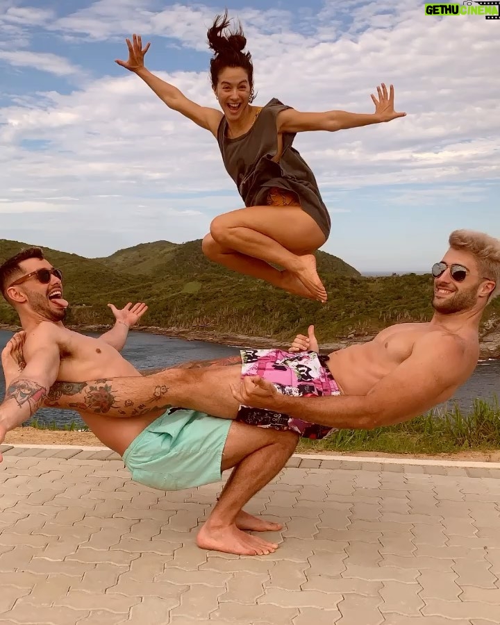 Flor Vigna - 152.2K Likes - Estas vacaciones fueron una de las veces que más salí de lo automático, me anime a decidir algo distinto , elegí cambiar la maldita receta de hacer y hacer sin descanso. Me fui pocas veces de vacaciones, no les daba prioridad , no me eran “necesarias “. Pero dsp de esta les quiero dar más lugar en mi vida .Me abrió la cabeza , jugué , me emborrache , lloré, ví paisajes hermosos  y comi comidas sabrosas.  Me enamoré perdidamente de todas mis amigas y amigos. Tuve momentos sagrados frente al mar visualizando y contemplando simplezas y grandezas. Que bueno fue no hacerle caso a mi antigua Flor. Cuanto me puedo cerrar el traste a mi misma , cuanto puedo sorprenderme desafiando creencias propias que me limitan , cuanto puedo descubrir del afuera y del adentro. Hoy me toca desde casita y la verdad me late más la de la playa y amigos , pero esta , esta me esta dando alta revolución interna . Todo está destinado a la transformación.Hoy me estoy animando a abrazar esa metamorfosis que arranco hace ya algún tiempo . Cada día soy más consciente de lo que amo, de lo que quiero llenar esta gran película de la que soy protagonista y responsable ♥️✨