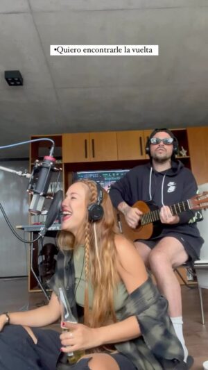 Flor Vigna Instagram - Escribi esta letra dsp de una charla con mi vieja. En la que le contaba que CORRÍA  atrás de todo lo que quería con tantas ganas que se me transformaba en una frustrante ansiedad …
Les paso alguna vez ? Querer tanto algo pa el futuro que sin querer te perdes el presente ? 🙈
Cuando estaba hablando con mi mamá me di cuenta que tal vez las metas que quiero tarden 3,5 o 10 años en ser construidas  y …¿QUEEEEE? Me la voy a pasar corriendo desesperada ??, pa cuando llegen esos logros mis viejos  van a estar más viejitos , mi sobrino muy grande y mi abuelito nose y... En realidad no se nada, ¿ pa que corro tanto ? Tengo una nota mental que dice : Florencia disfrutaaaa cada etapita del camino ✨✨
Pero confieso que a menudo me la olvido por eso me la recuerdo en canciones🎹 😅
No soy ninguna chaman más bien una chavona ansiosa y sensible que hoy pasa a recordarte que disfrutes mucho mucho lo que lograste hasta acá ✨ por más sueños que tengas en el futuro y por más difícil que haya sido el pasado …
Suena cursi pero todas esas frases de vivir el ahora , o se nos va la vida deseando otra parecen ser verdad 🤯. Así que vivir es urgente guachosssss disfrútense muuuuuchoooo el Hoy ♥️
Gracias a mi talentoso amigo ,mi compañero y guerrero de metas ,el capitán  @tav.o_ 🎸