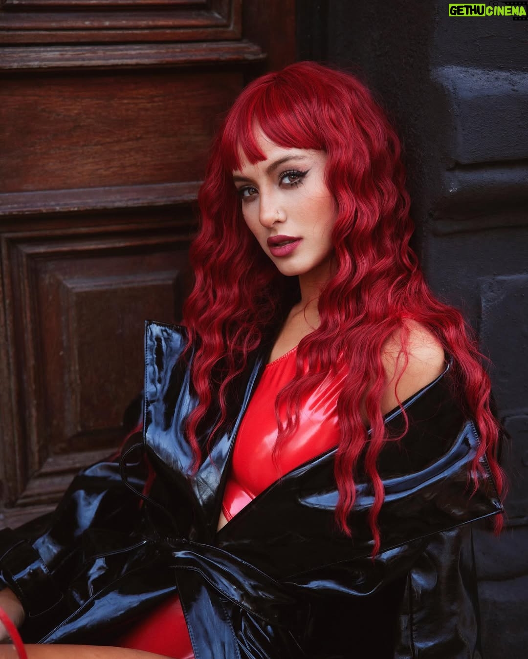 Flor Vigna - 87K Likes - Estuvimos laburando  en silencio todo el año con alto equipo… y por fin llega el primer tiro ♥️
El 27/10 sacamos MOVIMIENTO y semana a semana los vamos a ir sorprendiendo con el resto de los videoclips junto a artistas que admiro muchísimoooo. Este proyecto está sacando lo mejor de mi. Exige mis límites, hace cruzar mis miedos, mis vergüenzas, me tiene maquinando todo el día todos lo días. Ya quiero que conozcan cada pieza ✨
Ph @brunoilusorio