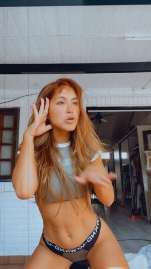 Flor Vigna Instagram - ESTE FINDE VIVILO INTENSOOO MAAAAMaCitaaaa🎶
Obsesionada con este temaaaaaaa
Me ayudan a darle manijaaaaaaaaa🙏🏻Los pibes son altos artistas y laburadores ✨
@gsonymusic @alanquinonz 🎶