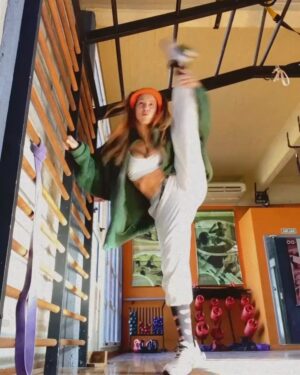 Flor Vigna Instagram - Entrenando fuerte para ser la que quiero ser, me encuentro con días muy buenos y días muy malos. Me repito que tengo que aprender a disfrutar del viaje a la meta  y no sólo exigirme resultados cuál máquina .A menudo pienso de más y me felicito de menos. Cada tanto voy a lo de mis viejos para ver todo desde otro punto de vista. Me presento en mil clases y ensayos para sentir que hago todo por eso que quiero. Pero siempre me falta así que me refugio en mis amigos y mi novio. Me vuelvo a dar cuenta que la vida no me exige tanto en realidad, solo soy yo y mi cabeza. Así que agrego el cora y una cervecita a la balanza y vuelvo a hacer equilibrio en este viajecito de la vida ✨vos cómo vas con tus cosas ?