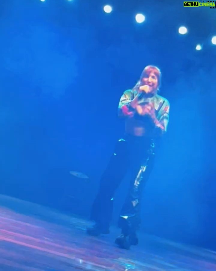Flor Vigna - 102.4K Likes - Entrenando fuerte para ser la que quiero ser, me encuentro con días muy buenos y días muy malos. Me repito que tengo que aprender a disfrutar del viaje a la meta  y no sólo exigirme resultados cuál máquina .A menudo pienso de más y me felicito de menos. Cada tanto voy a lo de mis viejos para ver todo desde otro punto de vista. Me presento en mil clases y ensayos para sentir que hago todo por eso que quiero. Pero siempre me falta así que me refugio en mis amigos y mi novio. Me vuelvo a dar cuenta que la vida no me exige tanto en realidad, solo soy yo y mi cabeza. Así que agrego el cora y una cervecita a la balanza y vuelvo a hacer equilibrio en este viajecito de la vida ✨vos cómo vas con tus cosas ?