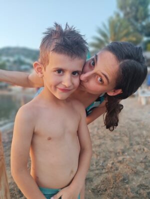 Foteini Atheridou Instagram - Σεροτονίνη στο Θεό φαΐ βουτιές γιος και το νησί μου ! Αχ….. #love #happy #aigina #family #myboys #motherlife
