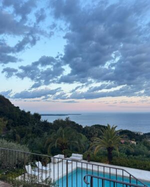 Freya Mavor Instagram - Thank you @festivaldecannes ✨ and the whole team of Dalloway by @yanngozlanofficiel @gaumont_
And thank you @ceciliebahnsen 🔥 have been deeply obsessed with your beautiful designs for a while.
Wine drenched evenings, pinking skies, stretch of sea and baby seagulls.
1st pic snapped by @plsphotogetty 🙏