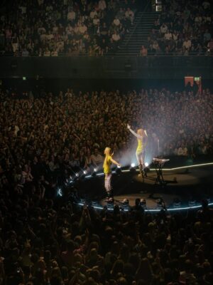 Froukje Veenstra Instagram - Woorden kunnen niet omschrijven hoe speciaal dit was, maar we gaan toch een poging doen.

Maandenlang hebben we met een gigateam toegewerkt naar dit moment. Twee exclusieve uitverkochte Ziggo Dome shows waarin we onze vriendschap met jullie allemaal mochten vieren. Een kroon op datgene wat er al was, maar nu nog meer een gouden randje heeft gekregen 💝💝 en daar willen we iedereen heel erg voor bedanken. Bedankt dat jullie zoveel energie gaven, er allemaal zo mooi uit zagen, de emoties met ons deelden en voor alle lieve berichten, foto’s en video’s achteraf. We zien jullie en we beloven dat we deze tijd met jullie nooit meer zullen vergeten 💗💞💓

Een oneindige dankjewel ook aan onze lieve teamleden die achter de schermen onvermoeibaar hebben gewerkt om dit project tot een succes te maken. Zie voor de creditlijst de comments 💘 

Fotografie: Eduard Nijgh, Jessie Kamp, Ruby Dijt en Jasper Koekoek