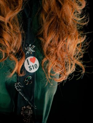 Froukje Veenstra Instagram - Woorden kunnen niet omschrijven hoe speciaal dit was, maar we gaan toch een poging doen.

Maandenlang hebben we met een gigateam toegewerkt naar dit moment. Twee exclusieve uitverkochte Ziggo Dome shows waarin we onze vriendschap met jullie allemaal mochten vieren. Een kroon op datgene wat er al was, maar nu nog meer een gouden randje heeft gekregen 💝💝 en daar willen we iedereen heel erg voor bedanken. Bedankt dat jullie zoveel energie gaven, er allemaal zo mooi uit zagen, de emoties met ons deelden en voor alle lieve berichten, foto’s en video’s achteraf. We zien jullie en we beloven dat we deze tijd met jullie nooit meer zullen vergeten 💗💞💓

Een oneindige dankjewel ook aan onze lieve teamleden die achter de schermen onvermoeibaar hebben gewerkt om dit project tot een succes te maken. Zie voor de creditlijst de comments 💘 

Fotografie: Eduard Nijgh, Jessie Kamp, Ruby Dijt en Jasper Koekoek